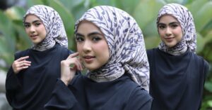 PELAKON Erysha Emyra sentiasa berfikiran positif bagi membantunya kekal bertenaga dan bersedia sepanjang bekerja.